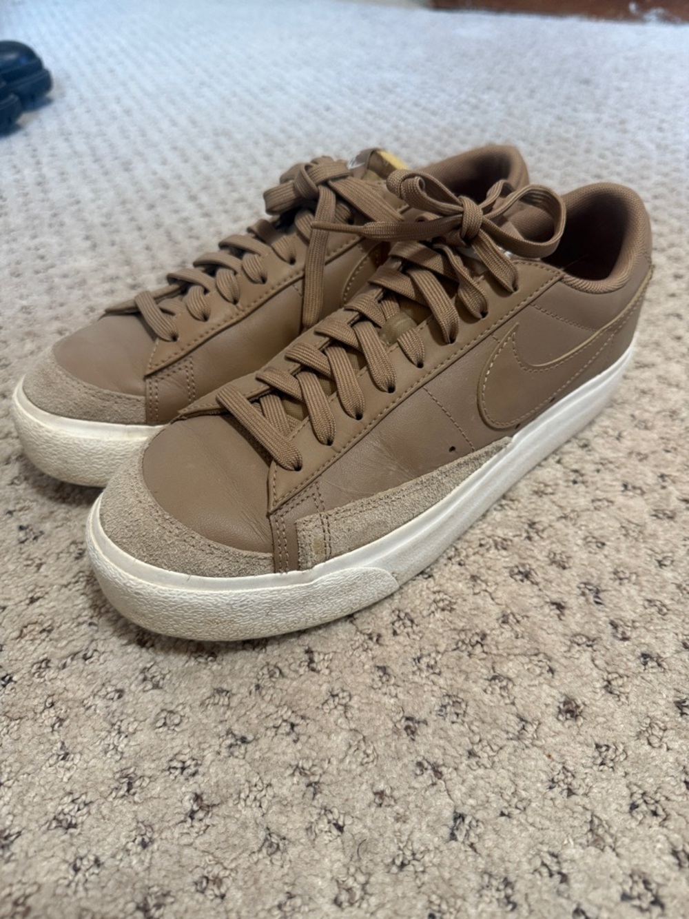 Nike Brown/Tan Low-Top Leather & Suede Sneakers 9.5 women’s